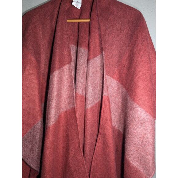 Woolrich Women’s Fleece Shawl Poncho One Size Blanket Cape Burgundy mauve Plaid - Picture 3 of 4